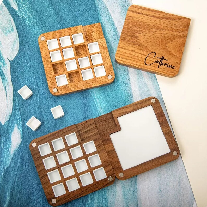 Tavolozza di acquerello portatile personalizzata / Pittura tavolozza minuscola in legno di noce con 15 mini pozzetti / Set di chiusura magnetica / Regalo per artisti immagine 3