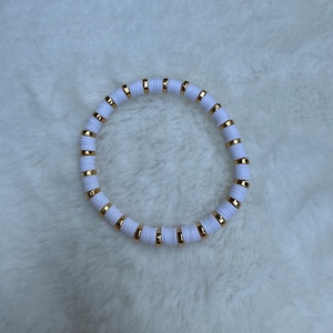Pulsera de cuentas de arcilla heishi blanca y cuentas de oro / Juego de pulseras de cuentas heishi / Pulseras apilables / Pulseras de cuentas de arcilla / Pulseras personalizadas