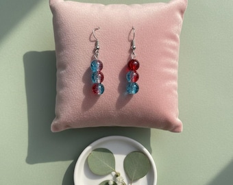 Rote und blaue Glasperlen-Ohrringe