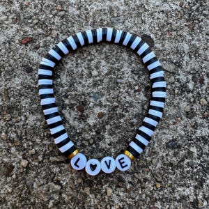Pulsera Love con cuentas doradas y cuentas de arcilla Heishi en blanco y negro