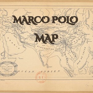Puede incluir: Un mapa antiguo de Asia, con el texto "MARCO POLO MAP" en letras oscuras y en negrita. El mapa está detallado con características geográficas y nombres de lugares, sobre un fondo beige con un borde decorativo.