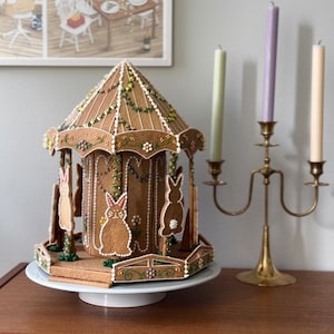 The Carousel (Le) - Modello per casetta di pan di zenzero per carta da lettere (formato standard del Nord America)