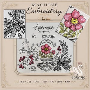 Puede incluir: Diseño de bordado a máquina con una flor de anémona en una taza. El diseño incluye una flor rosa con un centro amarillo, rodeada de hojas verdes y bayas. También está presente el texto "Anemone in Teacup".