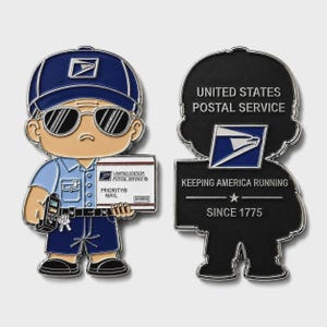 Op de afbeelding: Twee emaille pins met een United States Postal Service thema. Eén pin toont een postbode in een blauw uniform met zonnebril die een Priority Mail-pakket vasthoudt. De andere pin is zwart met de tekst United States Postal Service, Keeping America Running en Since 1775, inclusief het USPS adelaarslogo.
