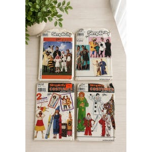 Könnte beinhalten: Vier Vintage-Schnittmusterumschläge von Simplicity für Kostüme. Die Sammlung umfasst verschiedene Designs wie Tier-, Clown- und Buntstift-Outfits, mit farbenfrohen Illustrationen von Personen, die die fertigen Kleidungsstücke tragen, sowie gedrucktem Text.