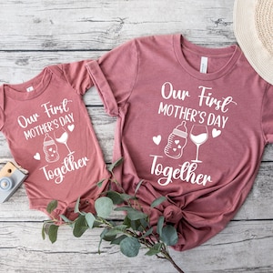 Nosso primeiro dia das mães PNG, camisas do dia das mães PNG, camisas combinando, mamãe e eu, roupa de mamãe e bebê para o dia das mães, presente de dia das mães,