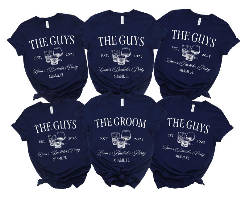 K&ouml;nnte beinhalten: Sechs marineblaue T-Shirts mit wei&szlig;em Text und Grafiken. Die Shirts sagen "The Guys" und "The Groom" mit dem Text "Est. 2025" und "Liam's Bachelor Party Miami, FL".
