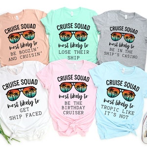 Puede incluir: Seis camisetas blancas con un gráfico de gafas de sol retro y el texto "Cruise Squad" y una frase divertida diferente en cada camiseta. Las frases son "most likely to be boozin' and cruisin'," "most likely to lose their ship," "most likely to be in the ship's casino," "most likely to get ship faced," "most likely to be the birthday cruiser," y "most likely to tropic like it's hot."