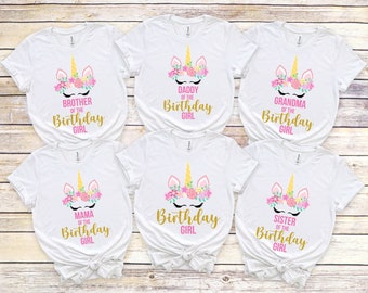 Può includere: Sei magliette bianche con una grafica di unicorno e testo che recita "Fratello della bambina del compleanno", "Papà della bambina del compleanno", "Nonna della bambina del compleanno", "Mamma della bambina del compleanno", "Bambina del compleanno" e "Sorella della bambina del compleanno".