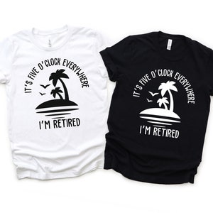 Bundle PNG pour la retraite, t-shirt de plage d'été, il est 5 heures partout, cadeaux de retraite, cadeaux rigolos, fête de départ en retraite, officiellement retraité
