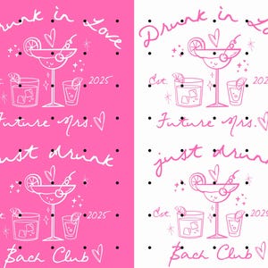 Pode incluir: Design gr&aacute;fico rosa e branco com o texto "Drunk in Love" e "Just Drink" com um copo de coquetel e um cora&ccedil;&atilde;o. O texto "Est. 2025" e "Future Mrs." tamb&eacute;m est&atilde;o inclu&iacute;dos. O design &eacute; perfeito para uma despedida de solteira ou um ch&aacute; de panela.