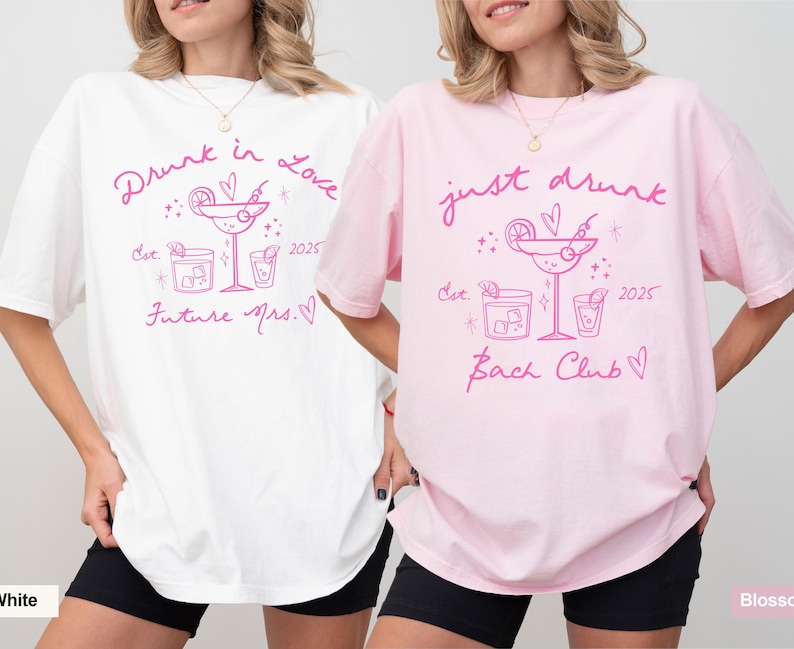 Pode incluir: Duas camisetas brancas com texto rosa e gr&aacute;ficos. A primeira camiseta diz "Drunk in Love" com uma ta&ccedil;a de margarita e duas outras ta&ccedil;as. A segunda camiseta diz "Just Drunk Bach Club" com uma ta&ccedil;a de margarita e duas outras ta&ccedil;as. Ambas as camisetas t&ecirc;m o ano 2025.