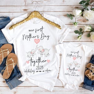 Onze eerste Moederdag samen png, olifanten, mama en ik, gepersonaliseerd moedercadeau, Moederdagcadeaus, moederleven png, cadeau voor haar, mama-T-shirt