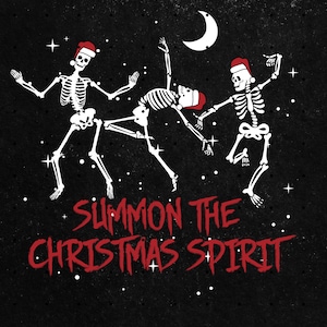 Op de afbeelding: Zwarte afbeelding met drie witte dansende skeletten met kerstmutsen. Op de achtergrond een maan en sterren. De rode tekst luidt: "SUMMON THE CHRISTMAS SPIRIT". Een feestelijk, griezelig ontwerp.