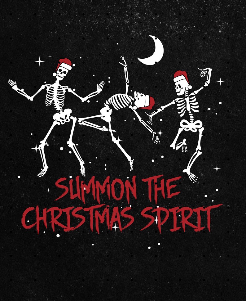 Op de afbeelding: Zwarte afbeelding met drie witte dansende skeletten met kerstmutsen. Op de achtergrond een maan en sterren. De rode tekst luidt: "SUMMON THE CHRISTMAS SPIRIT". Een feestelijk, griezelig ontwerp.