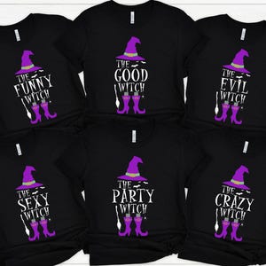 Könnte beinhalten: Sechs schwarze T-Shirts mit Hexenmotiven. Jedes Shirt zeigt einen lila Hexenhut, Stiefel und einen Besen, mit dem Text: "The Funny Witch", "The Good Witch", "The Evil Witch", "The Sexy Witch", "The Party Witch" und "The Crazy Witch."