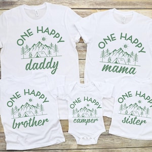 Feliz cumpleaños de un campista (PNG), camisetas de cumpleaños familiares a juego (PNG), cumpleaños de campamento, equipo de campamento (PNG), primer cumpleaños de campamento (PNG), tema de campamento