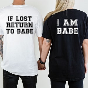 Si se pierde, regresa con Babe, soy Babe PNG, lindas camisetas de pareja, PNG divertido, regalos de San Valentín, para él y para ella, camisetas a juego, regalo para parejas PNG