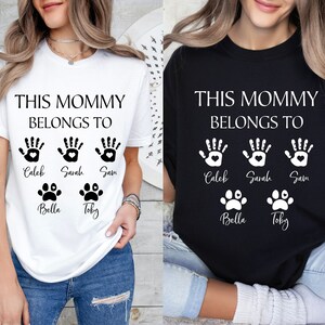 Esta mamãe pertence a nomes personalizados PNG, PNG do dia das mães, PNG da vida da mamãe, camisa da mamãe, presente de aniversário da mamãe, camisa personalizada da mamãe, presente do dia das mães