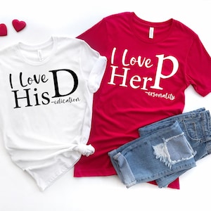 Parejas divertidas del día de San Valentín PNG, Me encanta su personalidad png, Me encanta su dedicación, Feliz día de San Valentín, Camisetas a juego, Suyo y suyo