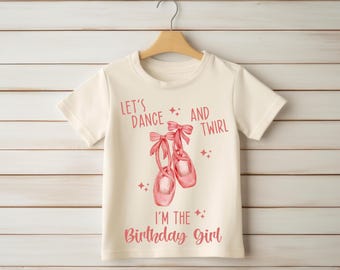 Puede incluir: Una camiseta blanca con un gráfico de zapato de bailarina rosa y el texto "Let's Dance and Twirl I'm the Birthday Girl".