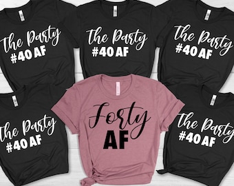 Könnte beinhalten: Fünf schwarze T-Shirts mit weißem Text, der "The Party #40 AF" lautet, und ein pinkfarbenes T-Shirt mit schwarzem Text, der "Forty AF" lautet.