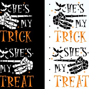 Puede incluir: Dise&ntilde;o tem&aacute;tico de Halloween con las frases "He's My Trick" y "She's My Treat" en naranja y blanco. El dise&ntilde;o incluye una mano de esqueleto se&ntilde;alando, murci&eacute;lagos y estrellas sobre un fondo blanco y negro.