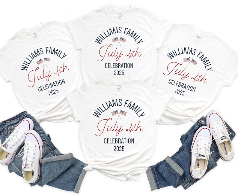 Pode incluir: Quatro camisetas brancas com o texto "Williams Family July 4th Celebration 2025" e uma pequena imagem de duas bandeiras americanas.