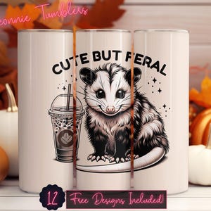 Lindo pero salvaje envoltorio de vaso sin costuras de zarigüeya, envoltorio de vaso divertido, diseño de sublimación de zarigüeya sarcástica, vaso de café, Stay Trashy Png