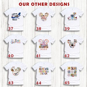 Puede incluir: Una colecci&oacute;n de 10 camisetas blancas con diferentes dise&ntilde;os de tem&aacute;tica Disney. Los dise&ntilde;os incluyen un avi&oacute;n con el texto "Disney Bound", una cabeza de Mickey Mouse hecha de personajes de Disney, el texto "Best Day Ever" con Stitch, el texto "Disney California Adventure", una cabeza de Mickey Mouse con el texto "Disney Trip 2023", una cabeza de Mickey Mouse hecha de personajes de Disney, el texto "Disney Hollywood Studios", una cabeza de Mickey Mouse con el texto "Minnie", y una cabeza de Mickey Mouse hecha de personajes de Disney.