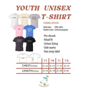 Puede incluir: Tabla de tallas de camiseta unisex para j&oacute;venes con medidas en pulgadas. La tabla muestra las medidas de pecho y largo para las tallas YS, YM, YL y YXL. La tabla est&aacute; impresa sobre un fondo blanco con un borde marr&oacute;n. El texto "Goose Tees IS" est&aacute; impreso en la esquina inferior derecha.