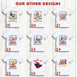 Puede incluir: Un conjunto de 9 camisetas blancas con diferentes dise&ntilde;os de personajes de dibujos animados. Las camisetas presentan personajes como Mickey Mouse, Stitch y Spiderman. El texto en las camisetas dice "Es mi cumplea&ntilde;os".