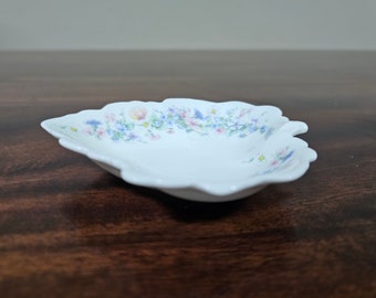 Wedgwood Bone China Leaf Shaped Trinket Candy Ring Pin Dish Gift