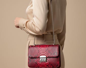 Czerwona torebka na ramię z prawdziwej skóry pytona, luksusowa, ręcznie robiona torebka typu crossbody, egzotyczna torebka ze skóry węża, designerska torebka na łańcuszku na prezent dla kobiet