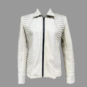 Chaqueta de piel de pitón color marfil, chaqueta con estampado de escamas de dragón, chaqueta de diseño de lujo hecha a mano, pieza minimalista que marca la diferencia.