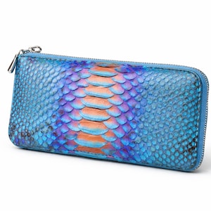 Könnte beinhalten: Eine weiße Keramik-Tasse mit schwarzem Henkel und dem Text "But First, Coffee" in fetter, schwarzer Schrift. Die Tasse steht auf einer Holzoberfläche. Die Tasse ist etwa 10 cm hoch.