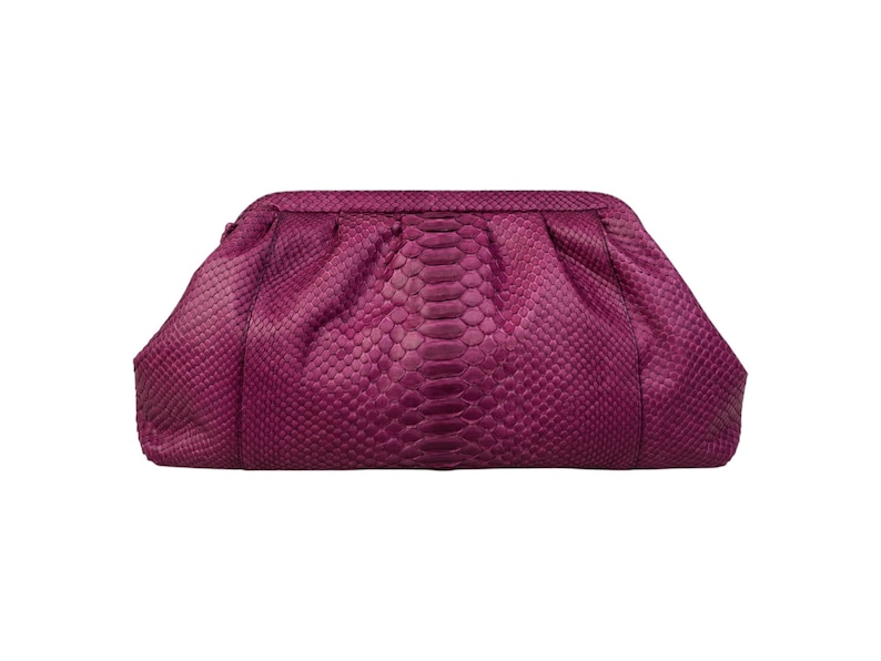 Pode incluir: Uma bolsa clutch magenta com um padr&atilde;o texturizado de pele de cobra. A bolsa possui uma estrutura r&iacute;gida com um design franzido e plissado ao longo da borda superior, criando uma silhueta suave e arredondada com textura de escamas.