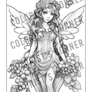 Op de afbeelding: Een zwart-witte illustratie van een fee met lang, golvend haar, die een bloemenkrans en een jurk met een korset draagt. Ze houdt in elke hand trossen druiven vast.