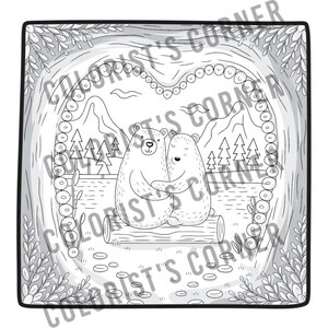 Op de afbeelding: Een zwart-witte illustratie van twee beren die elkaar omhelzen in een hartvormig frame. De beren zitten op een boomstam voor een meer en bergen. De sc&egrave;ne is omringd door bomen en bladeren.