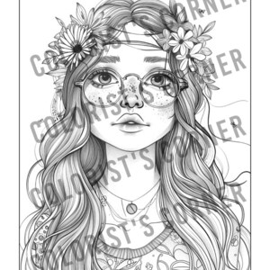 Puede incluir: Ilustraci&oacute;n en blanco y negro de una mujer con el pelo largo y ondulado que lleva gafas redondas y una corona de flores. Lleva una camisa estampada y un collar con un colgante.