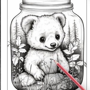 Może przedstawiać: Czarno-biała ilustracja przedstawiająca niedźwiadka w szklanym słoiku. Niedźwiadek siedzi na kamieniu otoczonym zieloną trawą i kwiatami. Słoik ma pokrywkę i jest otoczony leśną scenerią.