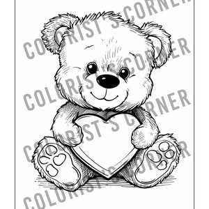 Op de afbeelding: Een zwart-wit illustratie van een teddybeer die een hart vasthoudt. De beer heeft een lachend gezicht, ronde zwarte ogen en gedetailleerde vacht. Het hart is leeg en de afbeelding is geschikt om in te kleuren.