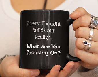 Taza de cerámica con cita motivacional: Cada pensamiento construye nuestra realidad...-Taza de café con cita inspiradora, taza de café motivadora, taza con cita empoderadora.