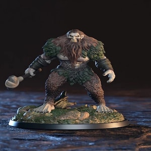 Può includere: Statuetta dettagliata di una creatura fantasy, forse un gigante o un orco, con una mazza. La figura ha una carnagione chiara, pelliccia marrone e dettagli verdi a forma di foglie. Si erge su una piccola base dettagliata.