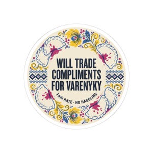 Ruil complimenten in voor een Varenyky-sticker, een grappige Oekraïense dumpling-sticker of een laptopsticker in volkskunststijl. afbeelding 7
