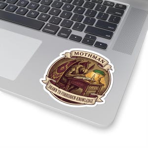 Getrokken tot verboden kennis Mothman sticker | Grappige Dark Academia leessticker | Cadeau voor cryptide boekenliefhebber | Boekenliefhebber laptopsticker afbeelding 5