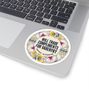 Ruil complimenten in voor een Varenyky-sticker, een grappige Oekraïense dumpling-sticker of een laptopsticker in volkskunststijl. afbeelding 5
