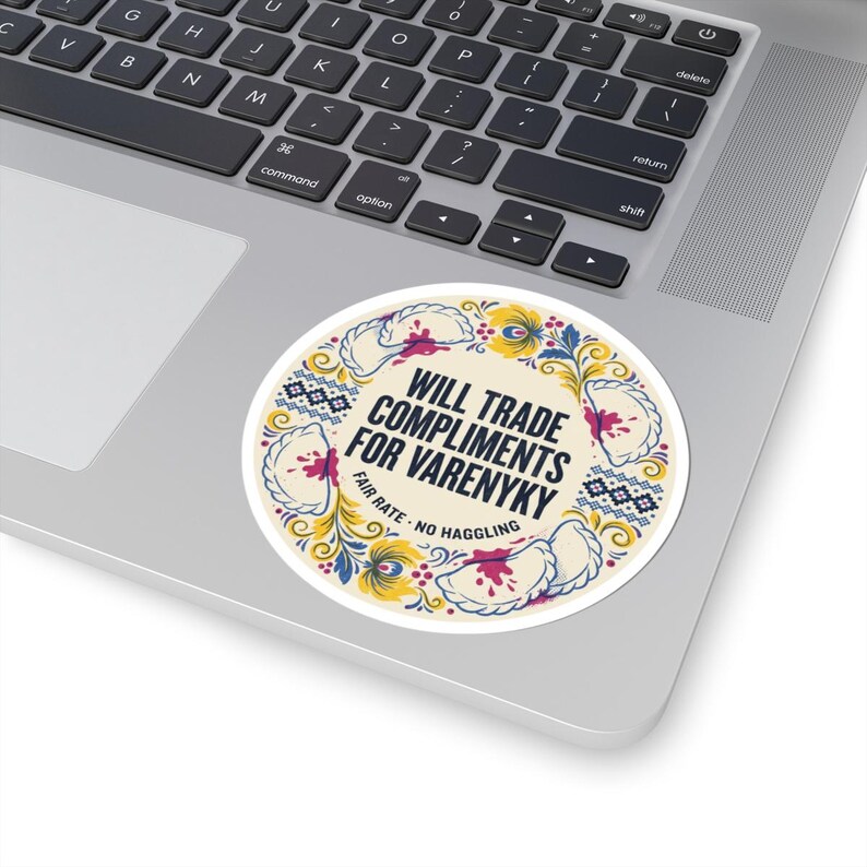 Ruil complimenten in voor een Varenyky-sticker, een grappige Oekraïense dumpling-sticker of een laptopsticker in volkskunststijl. afbeelding 5