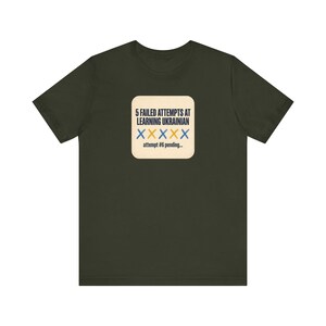 T-Shirt „5 gescheiterte Versuche, Ukrainisch zu lernen“, lustiges T-Shirt für Ukrainischlernende, Geschenk für Liebhaber des ukrainischen Kulturerbes, Unisex-Shirt von Mova Bild 2