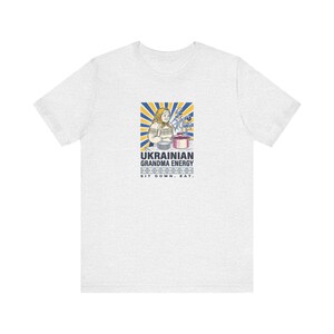 Camiseta de energía de abuela ucraniana, camiseta divertida de Babusia, gráfico de arte popular "Siéntate a comer", regalo de humor de herencia eslava imagen 2